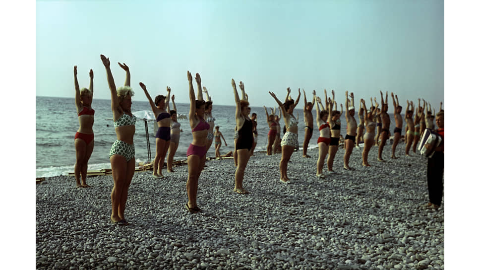 Оздоровительная гимнастика на пляже. 1963 год