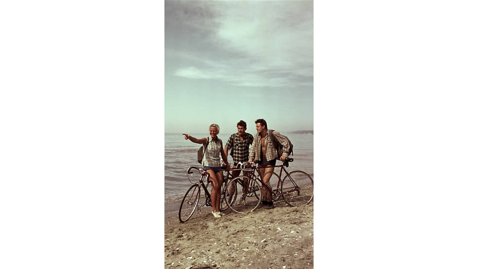 Велосипедисты, путешествующие по Крыму. 1961 год