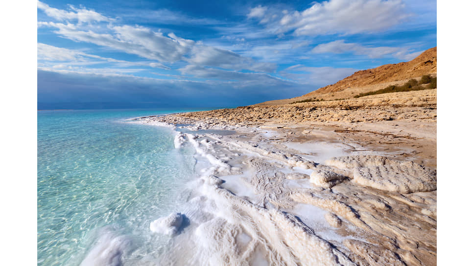 Береговая линия Мертвого моря. На переднем плане кристаллы соли 