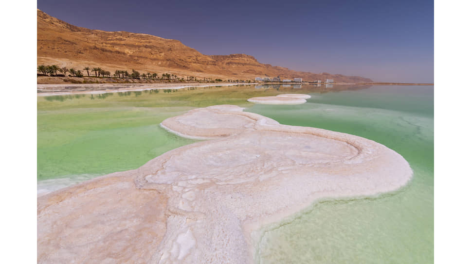 Побережье Мертвого моря с отложениями соли