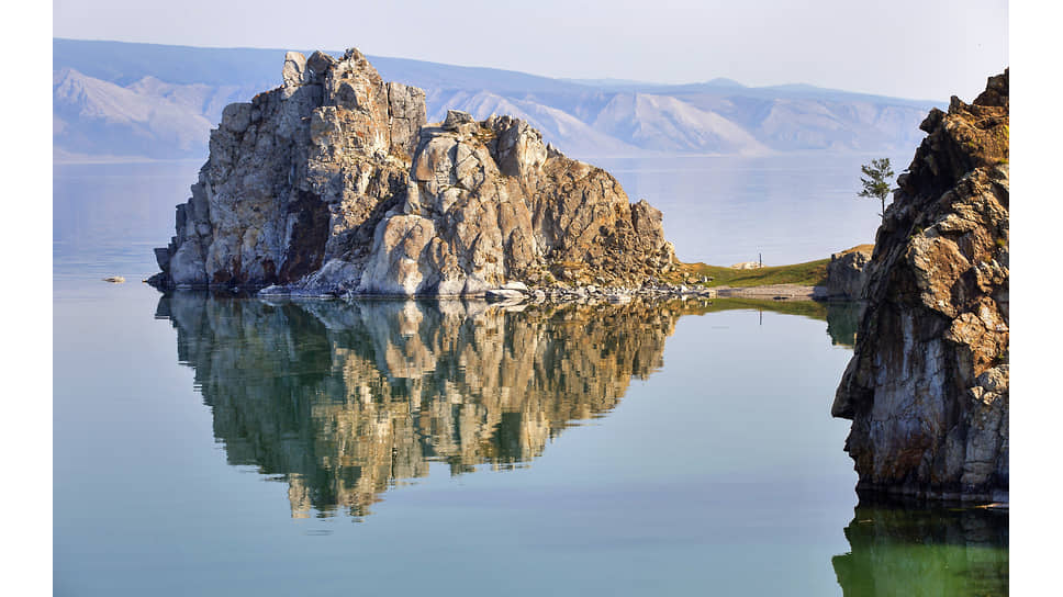 Виды озера Байкал. Побережье острова Ольхон в поселке Хужир, скала Шаманка на мысе Бурхан