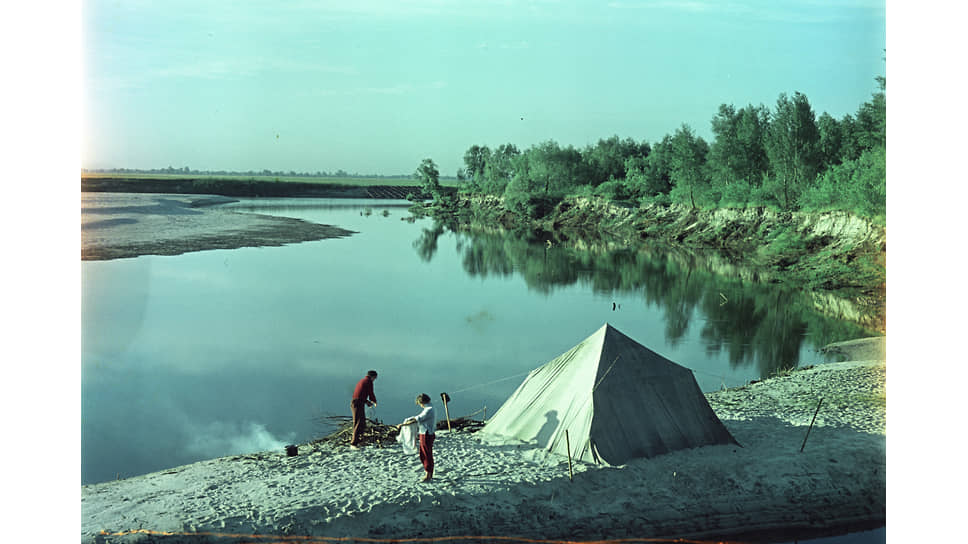 Отдыхающие на берегу Днепра. 1963 год
