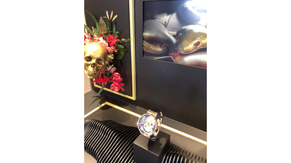 Часы Louis Vuitton Tambour Carpe Diem в бутике марки
