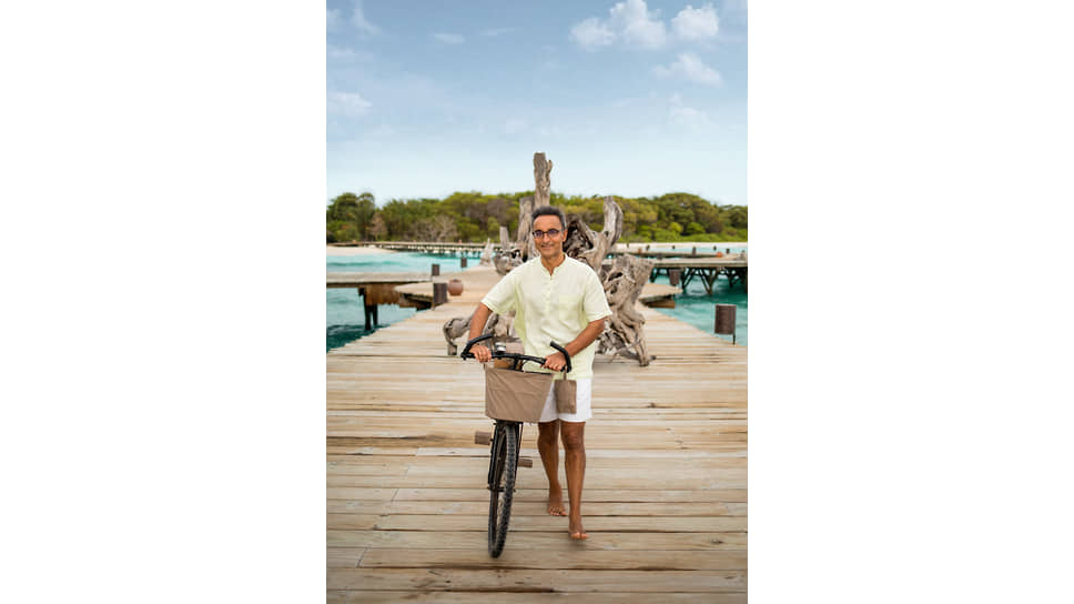 Отельер Сону Шивдасами, основатель и генеральный директор компании Soneva, владеющей курортами Soneva Fushi и Jani на Мальдивах, а также Soneva Kiri в Таиланде. Особое внимание в концепции отелей Soneva уделяется разработке дизайна интерьеров. Все отделочные материалы экологически безупречны