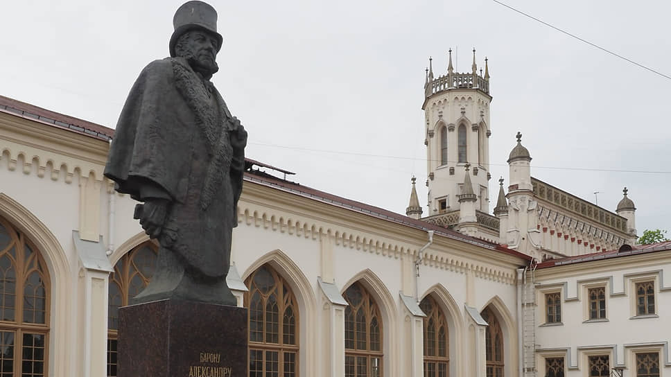 Памятник барону Штиглицу рядом с железнодорожной станцией Новый Петергоф (здание вокзала, как и ведущая к нему железная дорога, были построены по инициативе и на деньги Штиглица)
