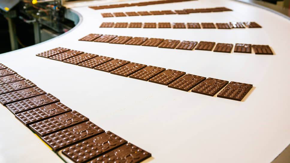 Шоколадные плитки M&M's на заводе Mars.