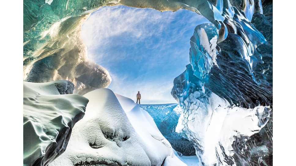 Виды ледяной пещеры в одном из ледников