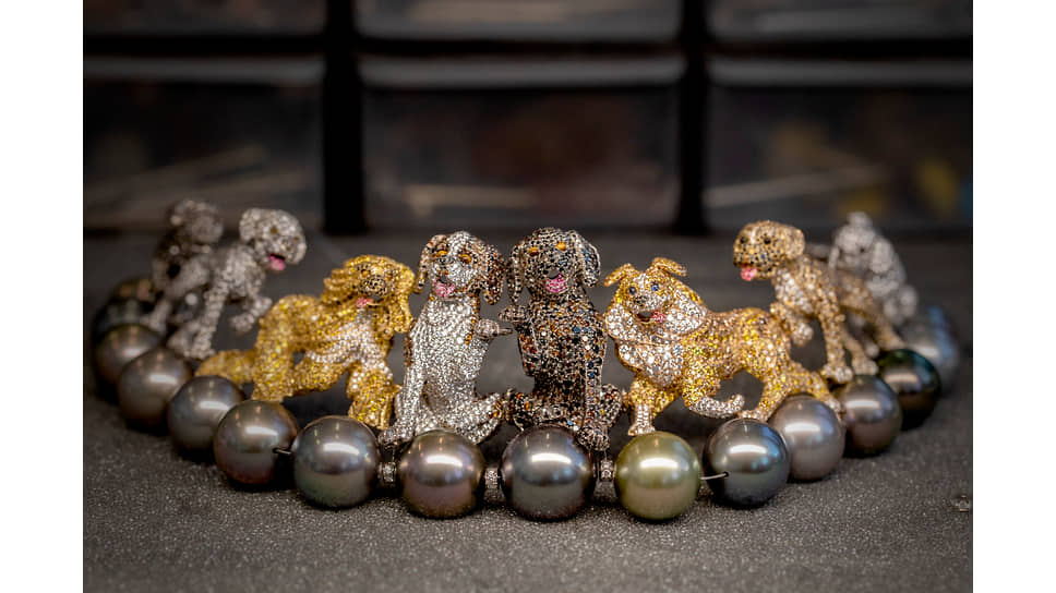 Колье Dogs, белое и розовое золото, бесцветные и цветные бриллианты, жемчуг, шпинель, тигровый глаз, оникс