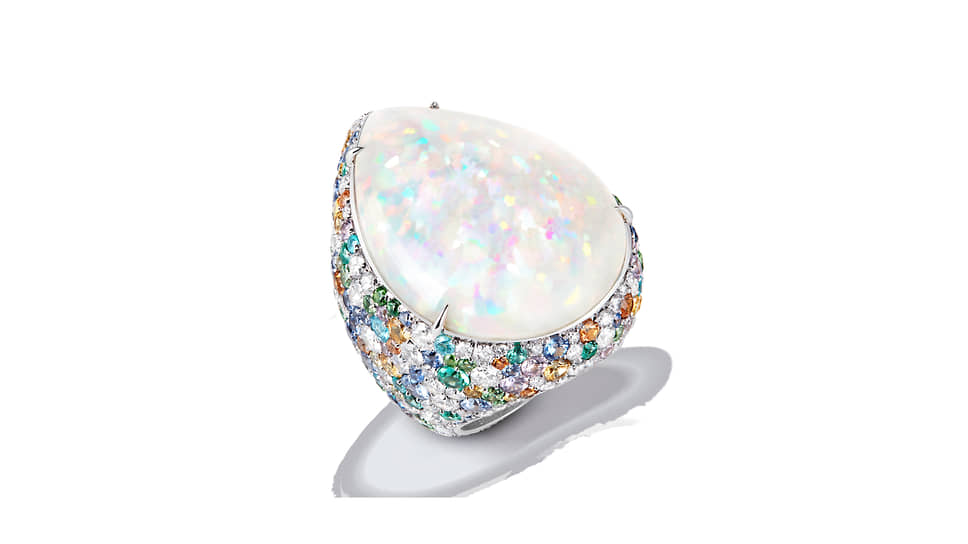 Boucheron, кольцо Illusion, белое золото, белый опал (50,95 карата), разноцветные сапфиры, цавориты, гранаты, изумруды, турмалины, бриллианты