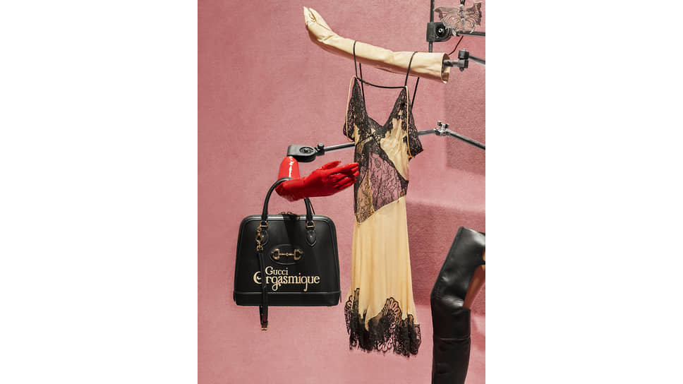  Сумка Gucci с надписью Orgasmique из коллекции весна—лето 2020 на выставке Archetypes в Gucci Garden, Флоренция, 2021 год
