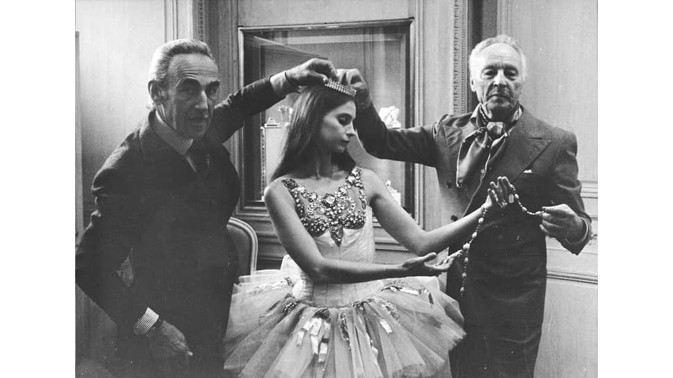 Балерина Сьюзен Фаррелл в украшениях Van Cleef & Arpels вместе с Клодом Арпельсом (слева) и Джорджем Баланчиным