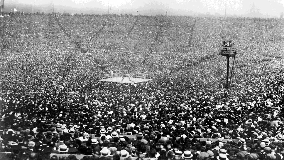Бой за звание абсолютного чемпиона мира между Джеком Демпси и Жоржем Карпантье, состоявшийся 2 июля 1921 года, впервые в истории принес организаторам выручку, превысившую $1 млн