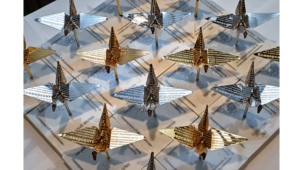 Приз в виде журавлика оригами, созданный для премии «Коммерсантъ Инициативы» Epic Jewellery
