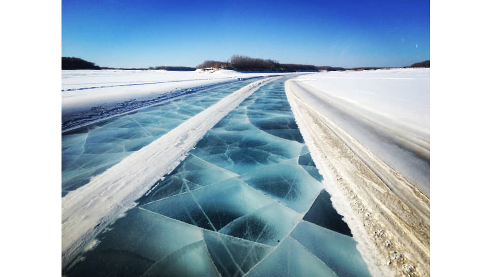 Ледяная дорога в окрестностях Якутска