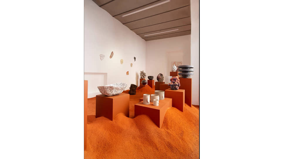 В галерее Officine Saffi были выставлены работы художников-керамистов из 16 стран