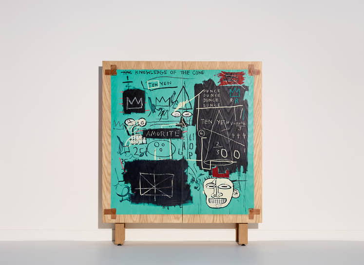 На дверцах шкафчика копия работы американского художника-неоэкспрессиониста Жан-Мишеля Баския «Равный Пи»