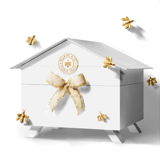 Guerlain, рождественский адвент-календарь в форме пчелиного улья. В нем спрятаны 25 предметов: миниатюрные ароматы из коллекции L`Art et la Matiere, ароматические свечи, керамические украшения, помады KissKiss и кремы Abeille Royale