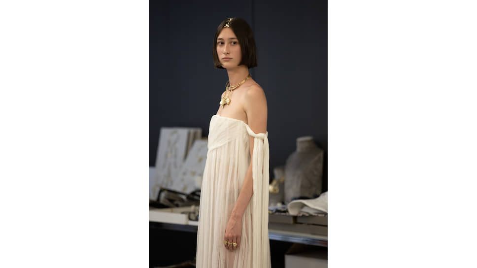 Модель в платье из коллекции Dior Cruise 2022