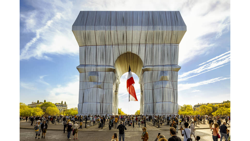 Триумфальная арка в Париже, завернутая по проекту художника Кристо