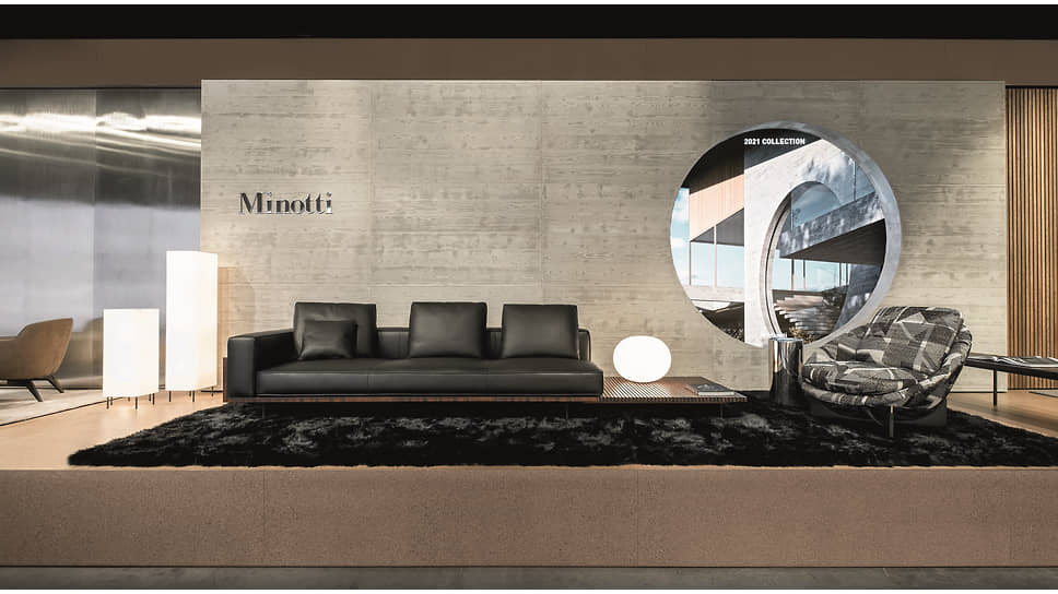 Стенд Minotti на выставке SuperSalone 2021, диван Brasilia, дизайн Марсио Когана/studio mk27, кресло Lido, дизайн GamFratesi