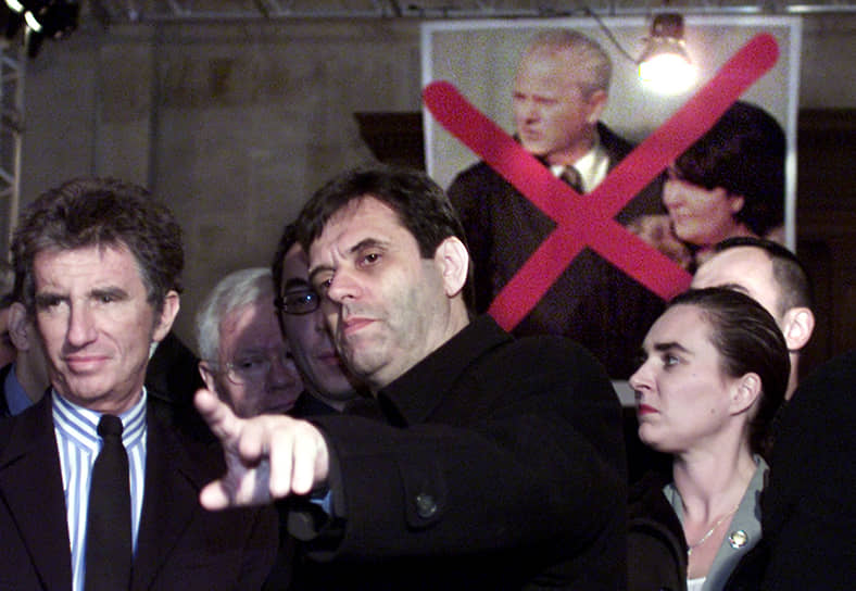 Вскоре после президентских выборов 28 сентября 2000 года и последовавшей за ними
так называемой «бульдозерной революции» новым руководителем страны стал Воислав
Коштуница (в центре), большая часть санкций была снята с Югославии