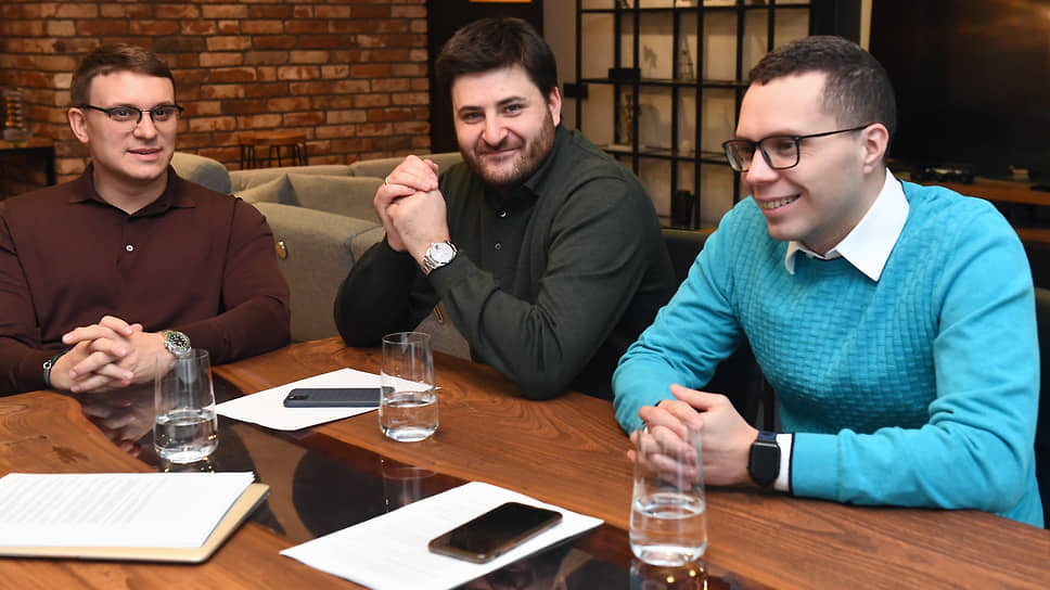 Генеральный директор и соучредитель компании Qugo Игорь Знак (справа), основатели компании Армен Агаджанов (в центре) и Дмитрий Сухорученко