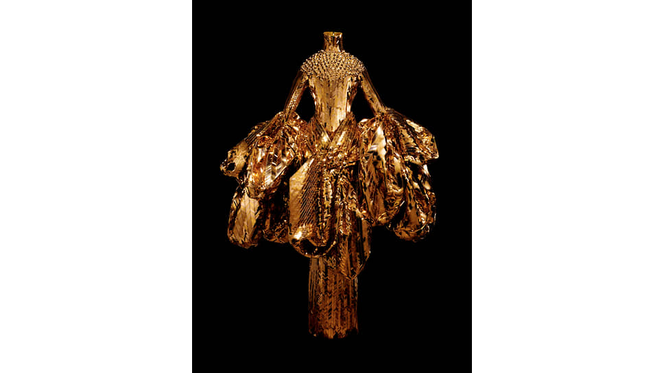 Жакет и юбка, расшитые золотыми пластинами, кутюрная коллекция сезона осень-зима 2004