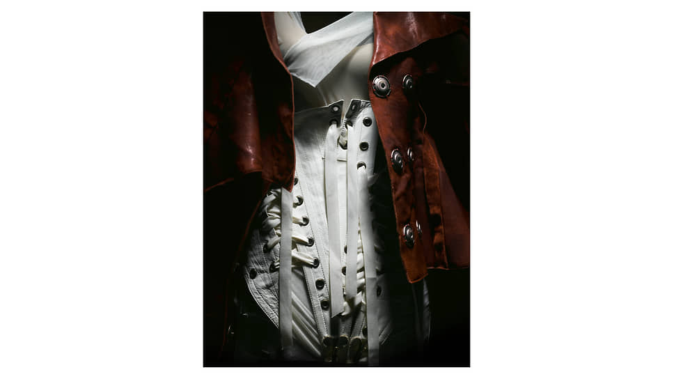 Жакет из красной кожи и платье из тюля цвета экрю, органзы и кожи с вышивкой, кутюрная коллекция сезона весна-лето 2006

