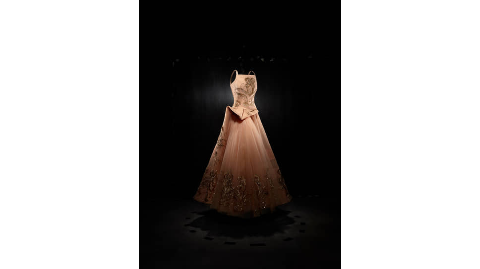 Платье Melody Woodin, созданное под впечатлением от работ Эдгара Дега, из персикового дюшеса и шелкового тюля с золотым шитьем, кутюрная коллекция «Бал артистов» сезона осень-зима 2007
