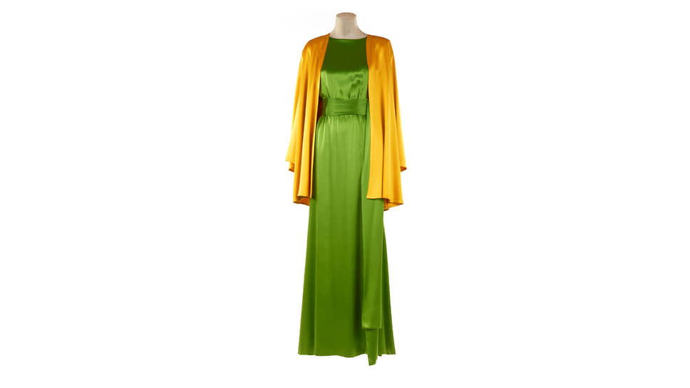 Атласное пальто и зеленое платье, коллекции осень-зима 1992 и 1995 годы