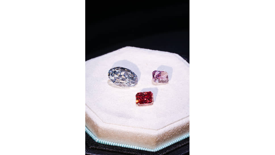 Синий, красный и розовый бриллианты, принадлежащие Tiffany & Co.