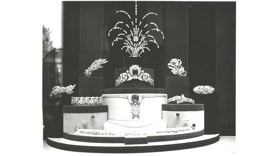 Колье с аквамарином, прообраз современного колье Empire, стенд Tiffany & Co. на Всемирной выставке 1939 года в Нью-Йорке