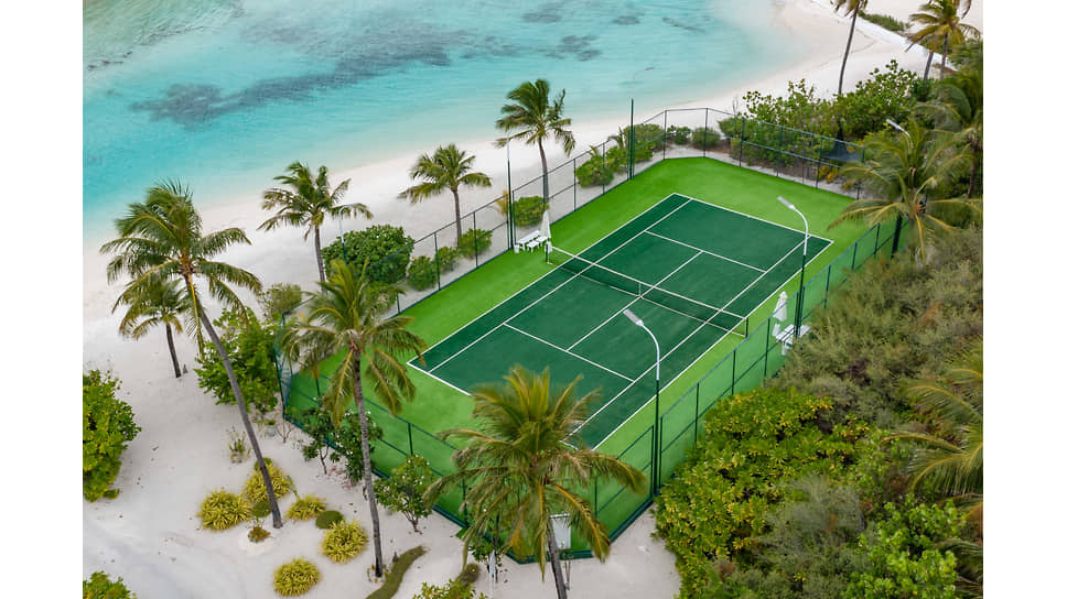 Корты для  обучения игре в теннис на территории отеля  Ozen Life Maadhoo