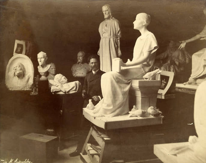 Гинцбург много лет оказывал материальную поддержку скульптору Марку Антокольскому