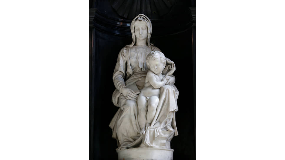 Большинство заказов Микеланджело получал в Риме и Флоренции, но бывали исключения. Купцы Ян и Александр Мускроны из Брюгге приобрели у него эту мраморную статую Мадонны
с младенцем за 4 тыс. флоринов