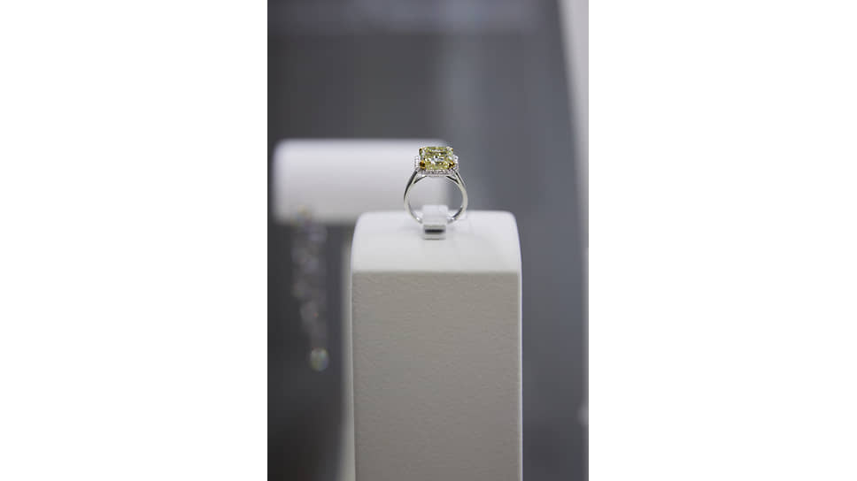 Кольцо ALROSA Diamond Exclusive, белое и желтое золото, центральный бриллиант Fancy Yellow (7,06 карата, VS1), 58 бесцветных бриллиантов (общий вес — 0,28 карата)