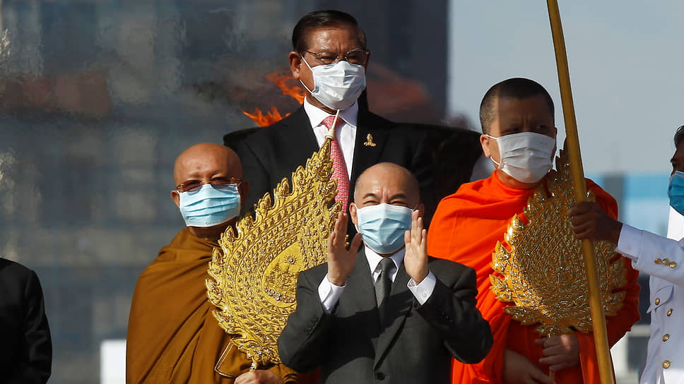 Король Камбоджи Нородом Сиамони (в центре) внес большой, в том числе финансовый, вклад в борьбу с пандемией COVID-19 в своей стране