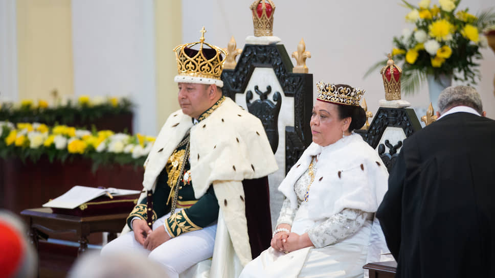 Правитель Тонга Тупоу VI к своей коронации заказал в Лондоне коронационную робу стоимостью около $9 тыс. Недельные народные празднования по поводу его восхождения на престол обошлись около $90 тыс.