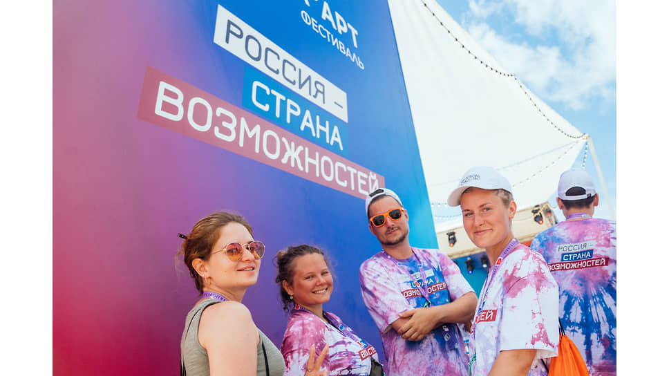 По данным ВЦИОМА, большинство россиян (76%) позитивно оценивают возможности для самореализации молодежи в РФ

