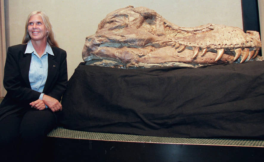 Палеонтолог Сью Хендриксон и голова ее тезки, тираннозавра Сью