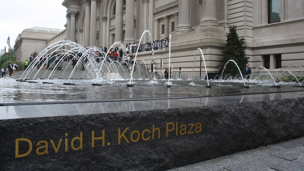 В 2013–2014 годах площадь перед Музеем современного искусства в Нью-Йорке была перестроена на сделанное Дэвидом Кохом (на фото) пожертвование в размере $65 млн и получила его имя