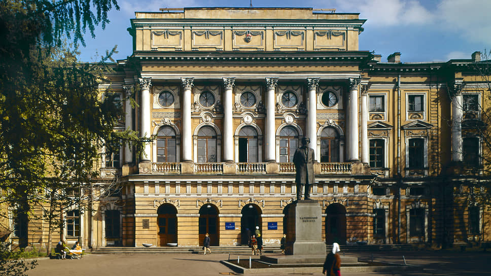 Бывший дворец Разумовского на Мойке. Строительство начал Кокоринов, а закончил Деламот