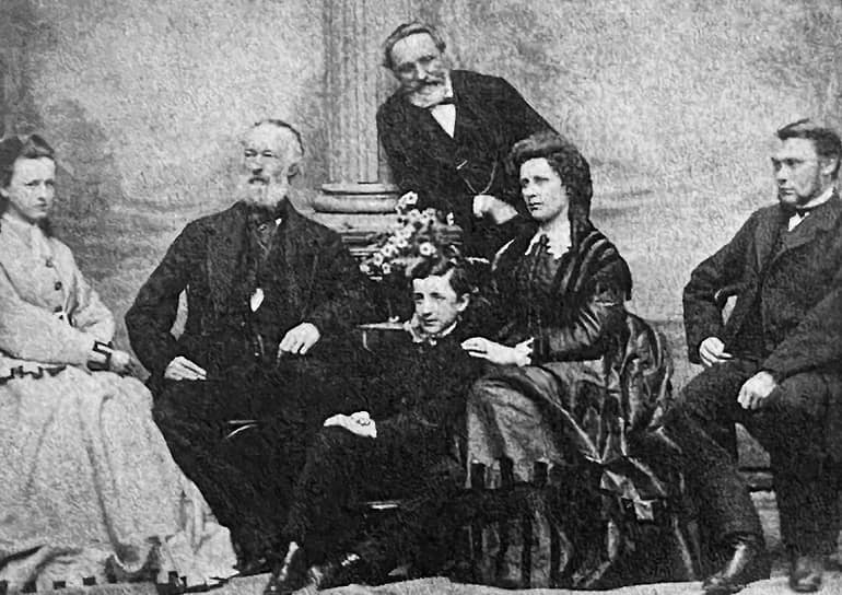 Альфред Крупп в кругу своей семьи и прислуги (1868 год)