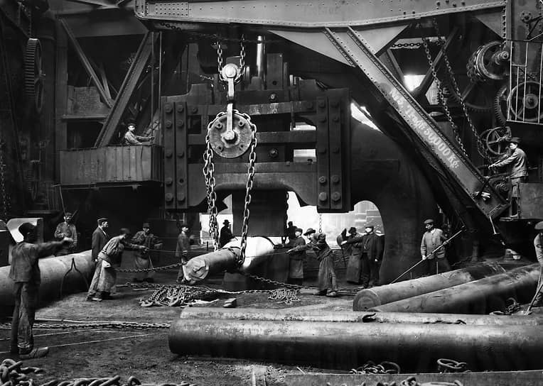 Паровой молот на заводе Круппов в Эссене. Около 1900 года