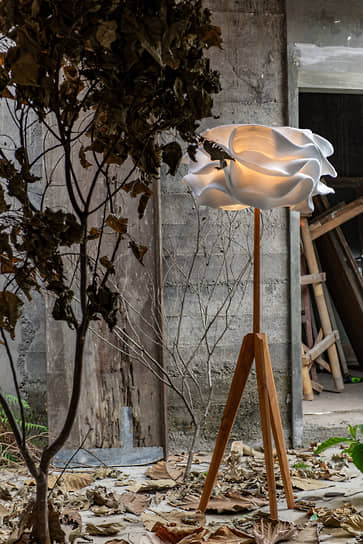 Дизайнерский светильник в салоне «Шато де Вэссель»