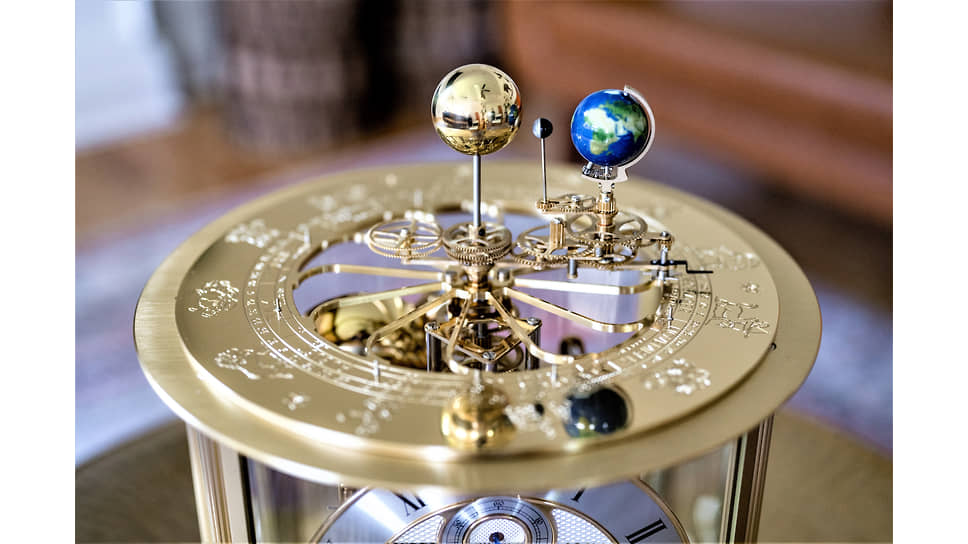 Тонкой обработкой циферблата и точностью механизма с движущимися планетами часы напомнят старинные астрономические приборы