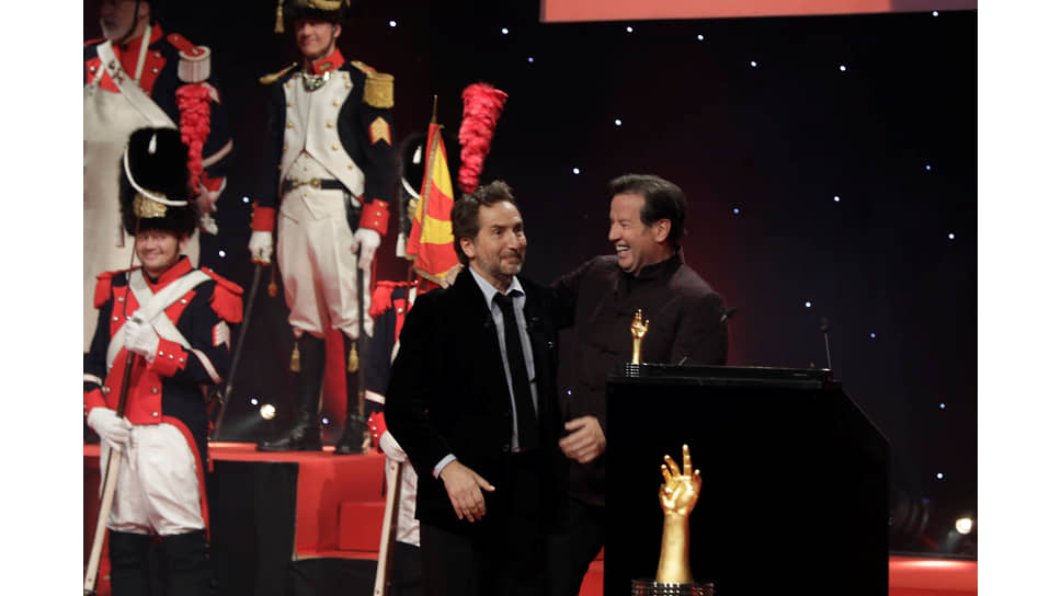 Ведущий церемонии, француз Эдуар Бер, и лауреат «Золотой стрелки» 2023 года глава Audemars Piguet Франсуа-Анри Беннамиас (слева направо) на фоне почетного караула «старых гренадеров» Женевы