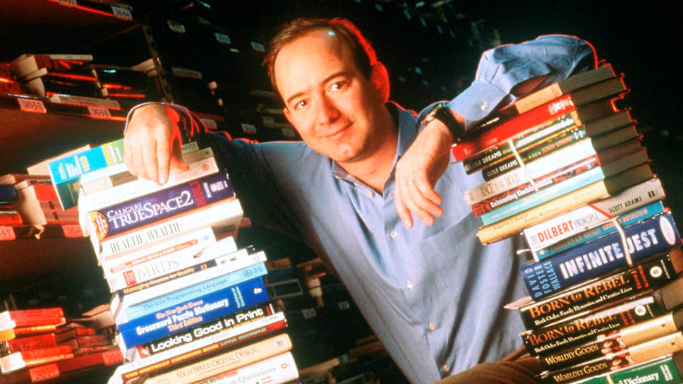 Основатель и глава Amazon Джефф Безос на складе компании. 1997 год