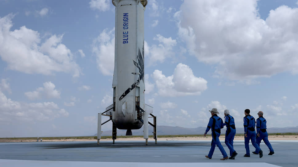 Джефф Безос (крайний слева) направляется к своей космической ракете Blue Origin вместе с остальными членами экипажа (слева направо) — Уолли Фанк, Оливером Деймоном и Марком Безосом