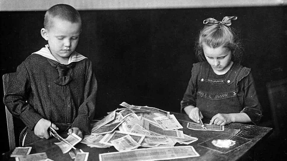 Дети играли с банкнотами, которые больше ни на что не годились
